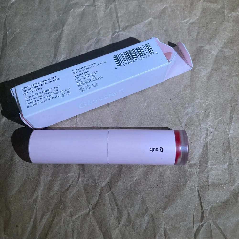 Glossier (jet)
